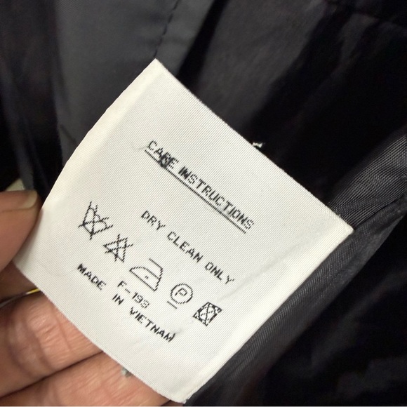 Stylish Black Trench Coat for Women - Picture 8 of 8